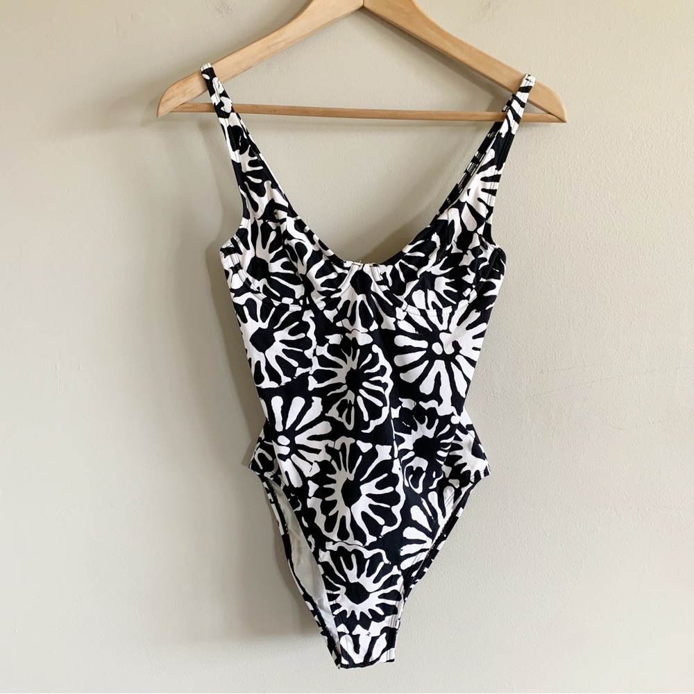 Tory Burch • graphic one piece cheeky swimsuit xs